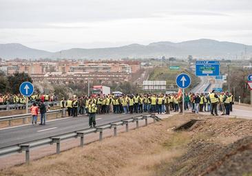 La Guardia Civil usa gas lacrimógeno para desalojar a los agricultores de la A-5 en Mérida