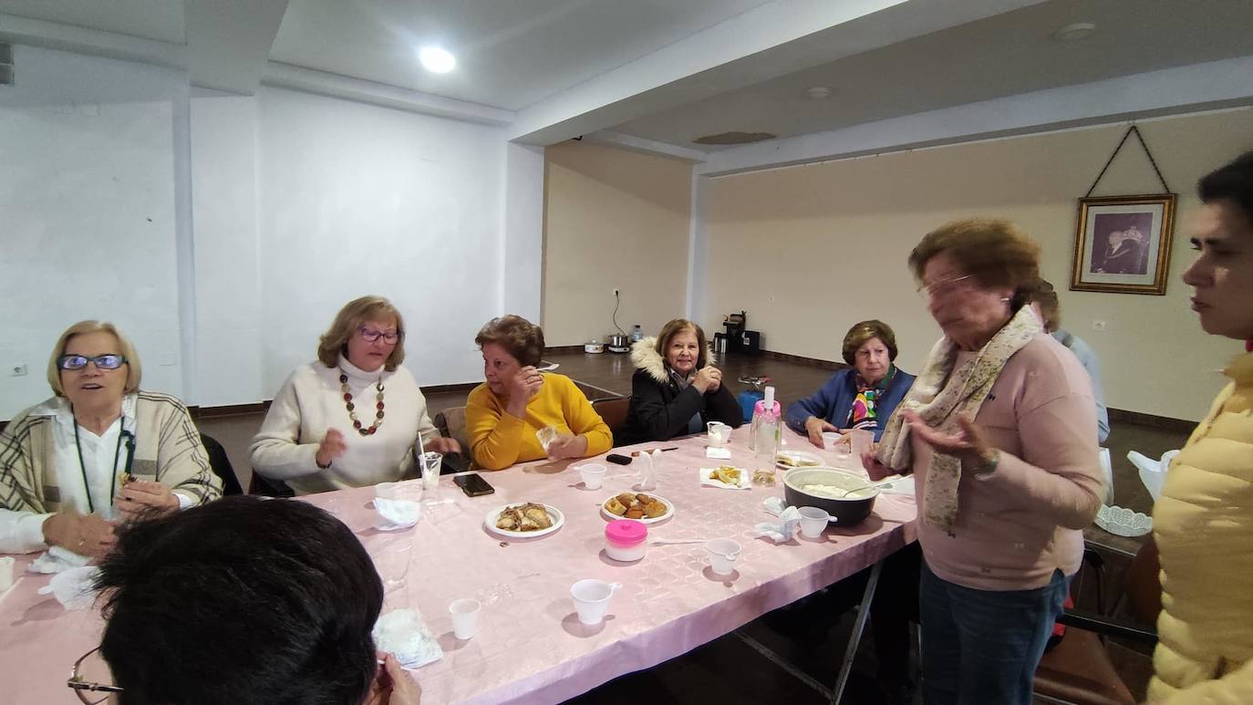 Imagen secundaria 1 - Las asociacione de mujeres de la localidad celebraron ayer el Jueves de Comadres.