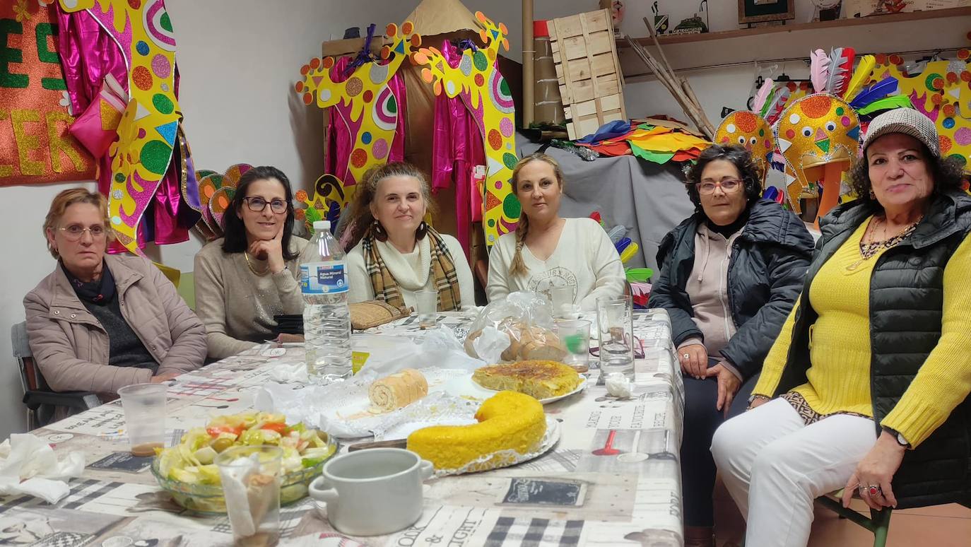 Imagen secundaria 2 - Las asociacione de mujeres de la localidad celebraron ayer el Jueves de Comadres.