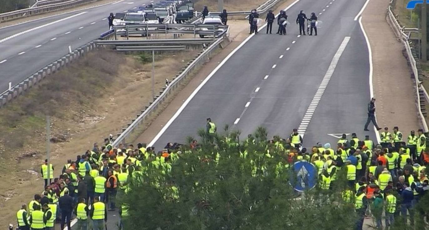 Equipos de la Guardia Civil en la A-5 a la altura del cruce de Carija, en Mérida, con cascos y escudos de protección para actuar en Mérida. 