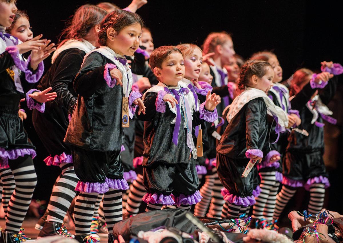 El Carnaval vuelve a tomar las tablas del teatro María Luisa de Mérida - El  Periódico Extremadura