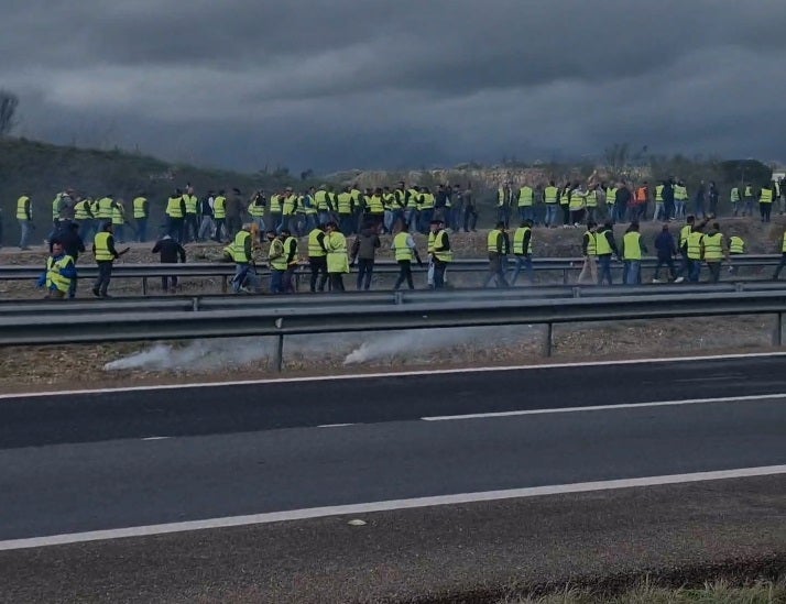 La Policía Nacional ha lanzado gases lacrimógenos a los manifestantes. 