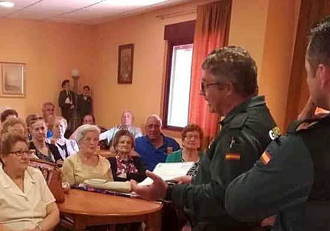 La Guardia Civil durante una charla a personas mayores.