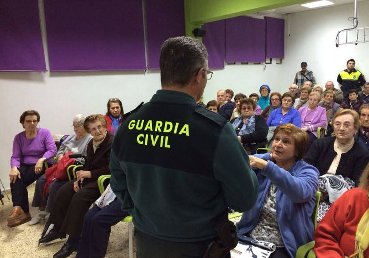 Un agente de la Benemérita, durante una charla a personas mayores.