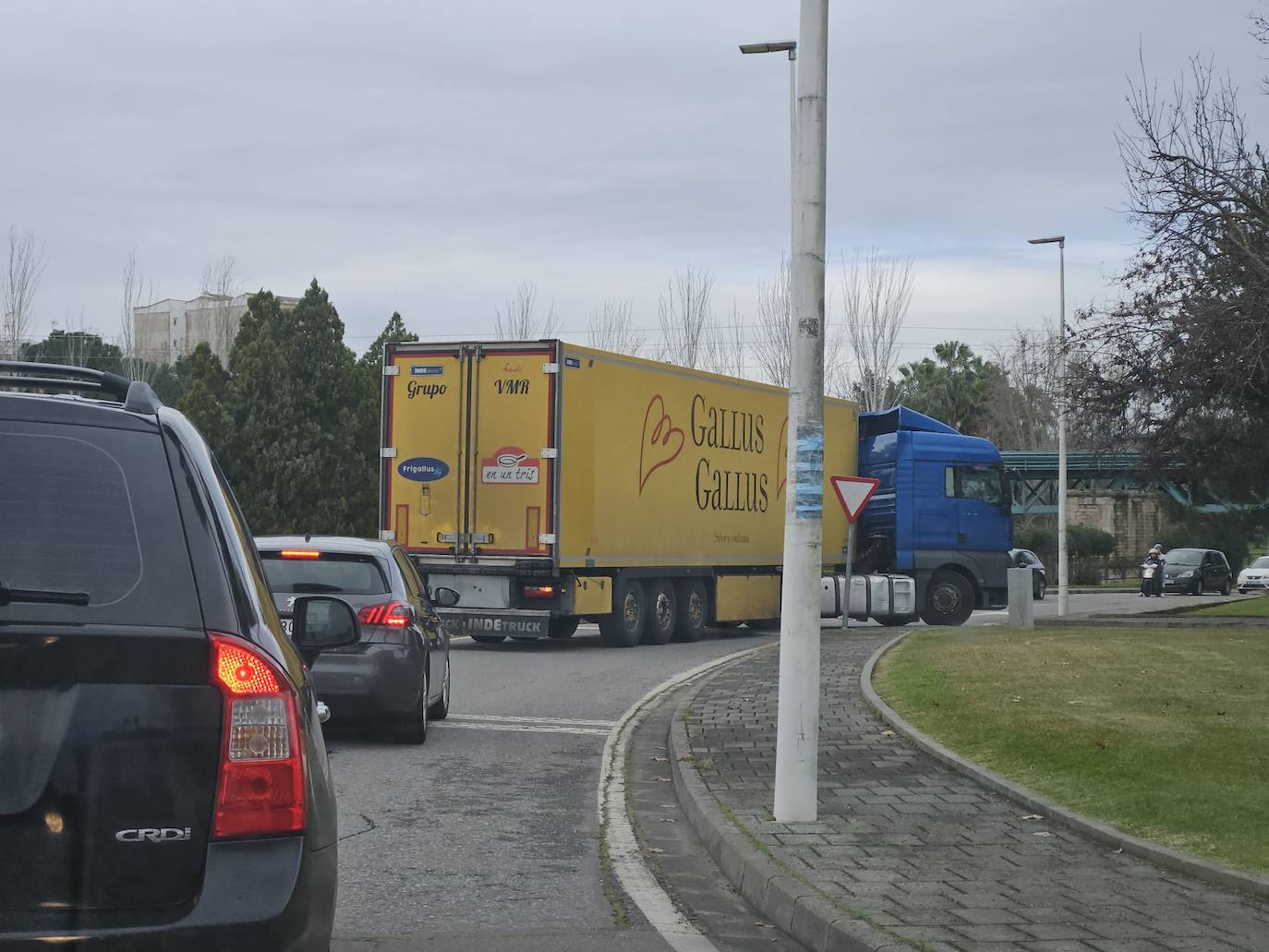 Cambiones circulando por el centro de Mérida.