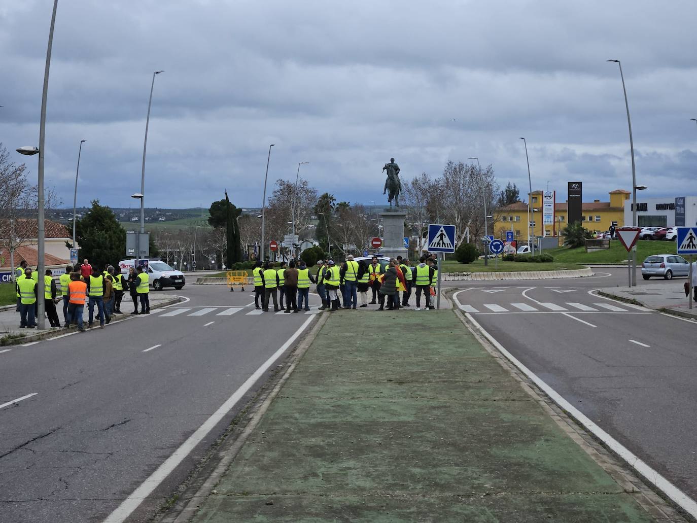 Manifestantes invadiendo la N-630 en el casco urbano de Mérida, a la altura de la Consejería de Agricultura. Han bloqueado la vía y han cortado la circulación.