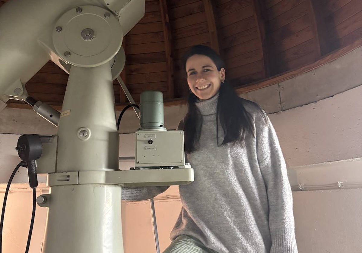 Laura Olivera-Nieto junto a un telescopio en el Instituto Max Planck de Alemania, donde trabaja actualmente.