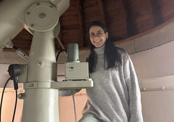 Laura Olivera-Nieto junto a un telescopio en el Instituto Max Planck de Alemania, donde trabaja actualmente.