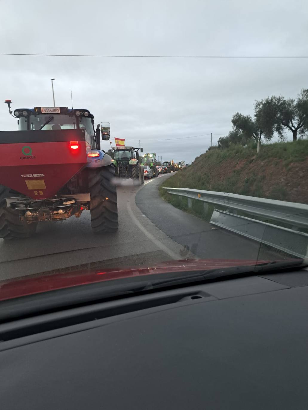 Los tractores circulando por la EX-209 en Mérida, donde se están concentrando numerosos manifestantes. 