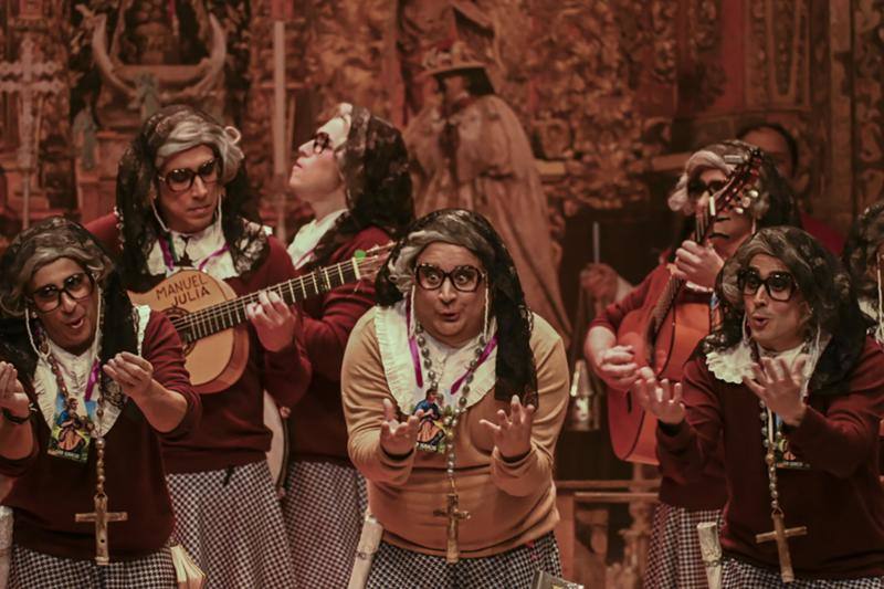 Murga Los Mirinda, en la final del Concurso de Murgas del Carnaval de Badajoz 2024. 