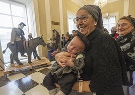 Acto de Las Lavanderas en el salón de plenos con el pelele y el burro de cartón.