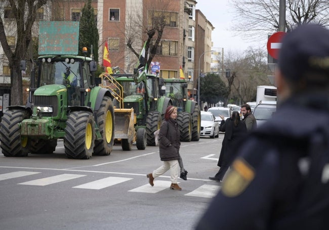 Los tres tractores esta mañana circulando por el centro de Badajoz.