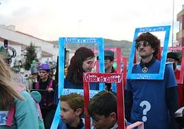 Grupo de vecinos disfrazados del juego 'Quién es Quién'