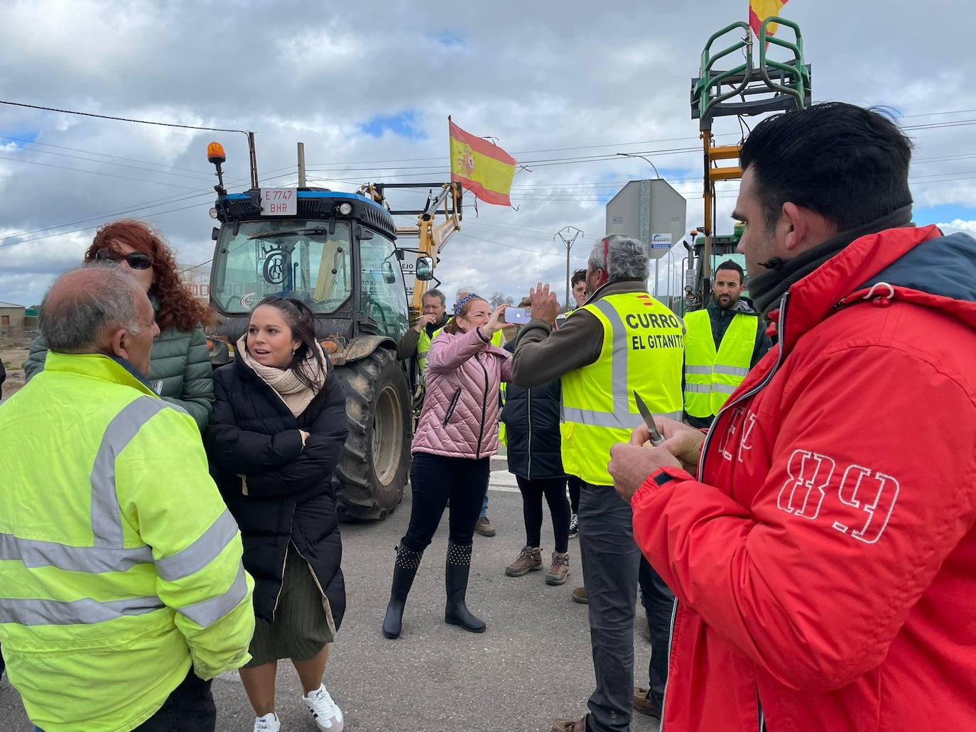 Discusión entre conductores y agricultores este sábado en Almendral.