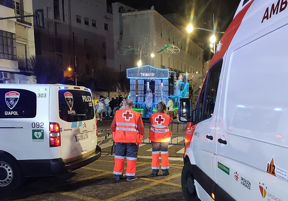 Personal de Cruz Roja en la primera noche del Carnaval de Badajoz 2024.