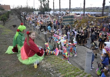 El mal tiempo no puede con las ganas de Carnaval en Badajoz
