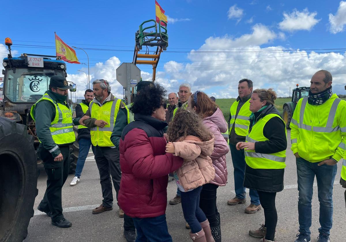 Conductores discuten con agricultores en Almendral, en el a la altura del kilómetro 31 de la