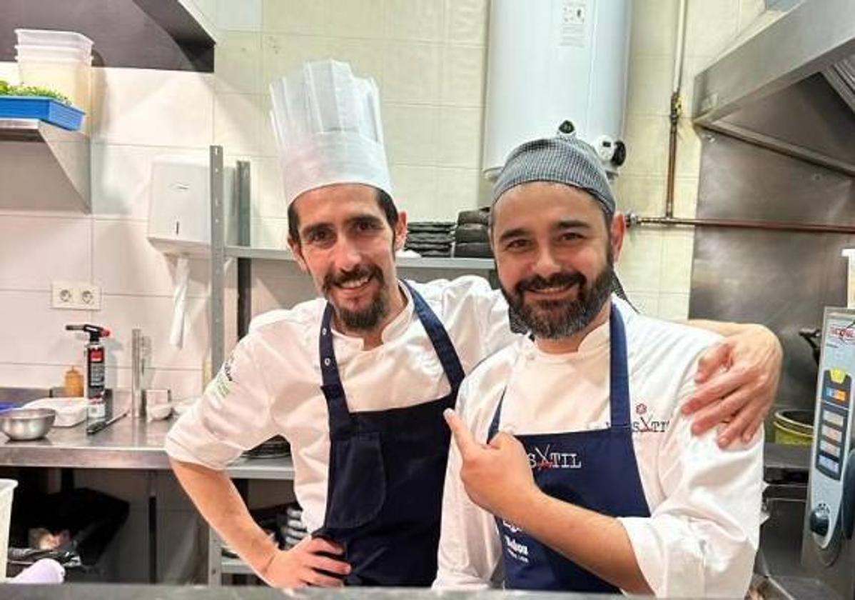 En la pasada edición, Ricardo involucró a los restaurantes extremeños Nardi y Versátil, con cuyo jefe de cocina (Álex Hernández) posa en la foto.