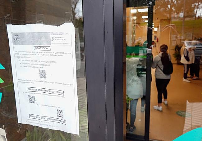 Carteles en el CAISS (Seguridad Social) de Badajoz, donde, si es temprano, te atienden sin cita previa.