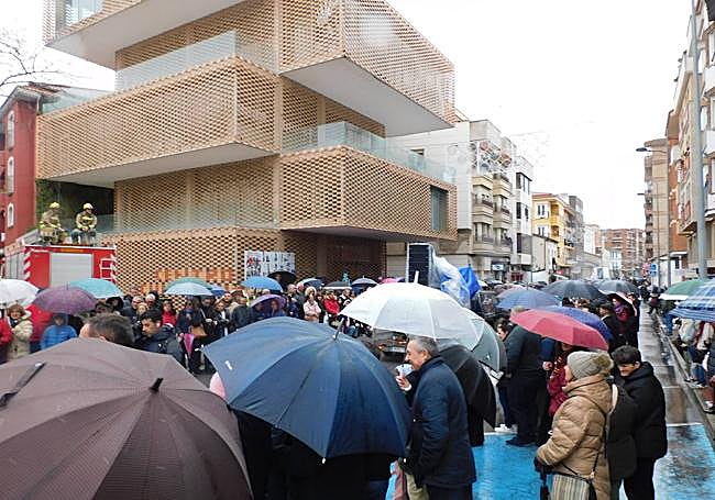 Los paraguas hicieron acto de presencia en buena parte del desfile, para los espectadores no para los participantes.
