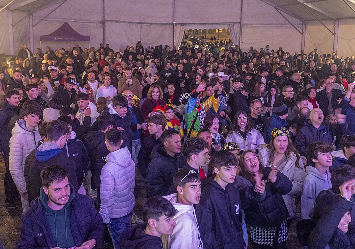 Ambiente en la carpa de la Plaza Mayor, el domingo tarde.