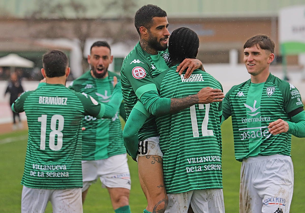 Los jugadores del Villanovense celebran el gol de Adi.