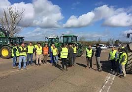 Manifestantes del sector agropecuario, cortando la carretera EX-117, que une Badajoz y Alconchel, a la altura del cruce de San Francisco de Olivenza.