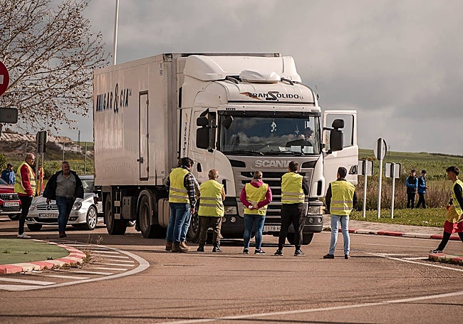 Manifestantes impidieron la circulación a un camión en Mérida, en la rotonda de la carretera de Valverde de Mérida.