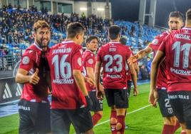 Los jugadores emeritenses celebran el gol de Llácer en Valdebebas.