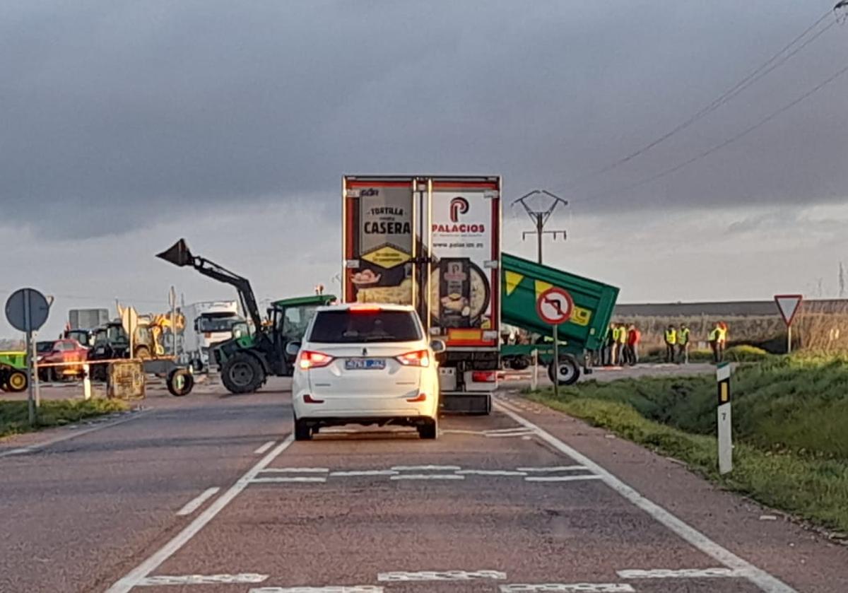 Cortes de carreteras extremeñas este lunes, en imágenes