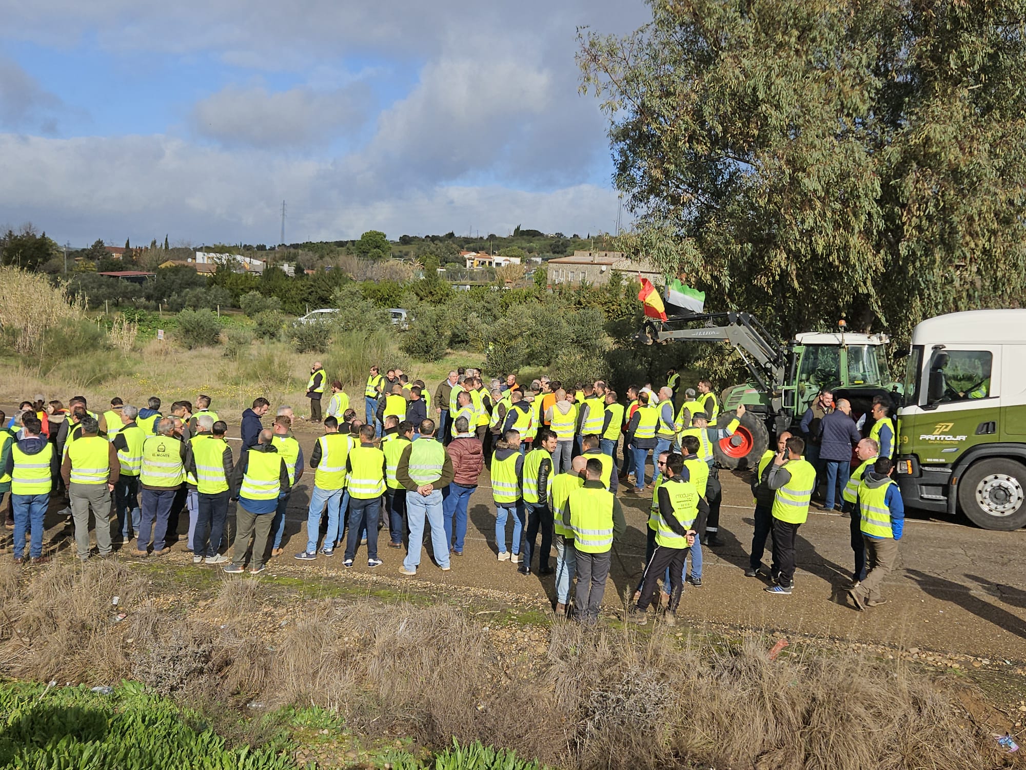 Minutos antes de las once de la mañana, la Policía Nacional se retiraba del acceso al polígono industrial El Prado desde la carretera de Calamonte.