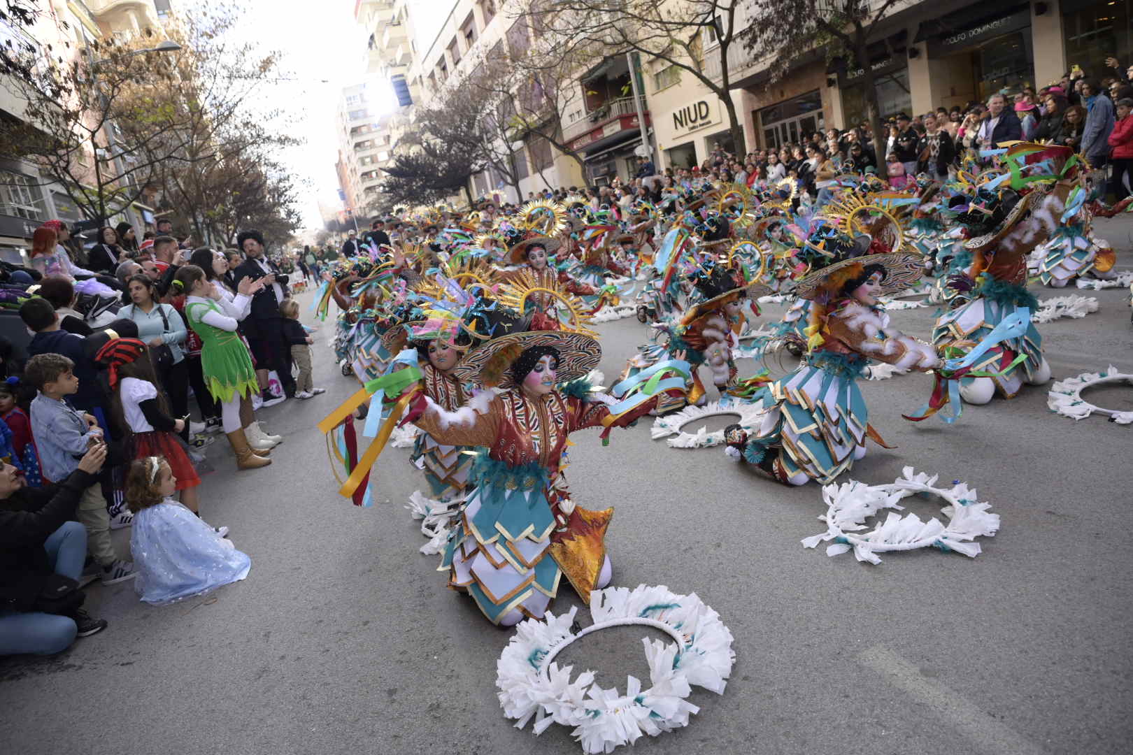 Las mejores imágenes del colorido desfile infantil del Carnaval de Badajoz 2024 (I)