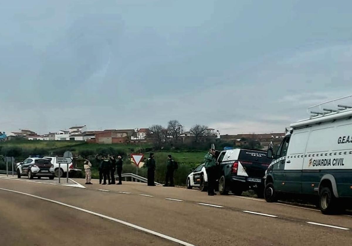 Imagen principal - Dispositivo de búsqueda sobre el terreno de Juan Carlos Olalla, hace unos días.