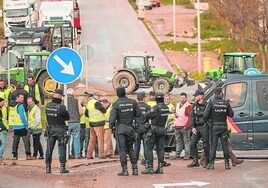 La Policía Nacional controlando el paro de los trabajadores del campo en el polígono industrial El Prado, de Mérida.