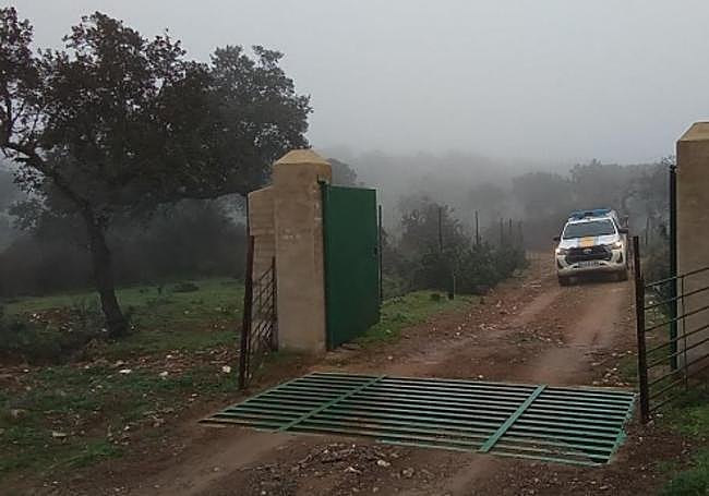 Patrulla Verde de la Policía Local en el entorno de la finca Cuartos del Baño.
