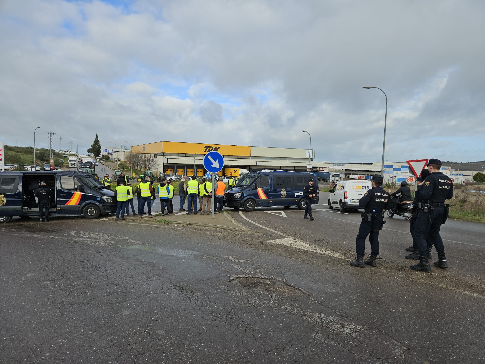 La Policía Nacional controla el acceso al polígono industrial El Prado. 