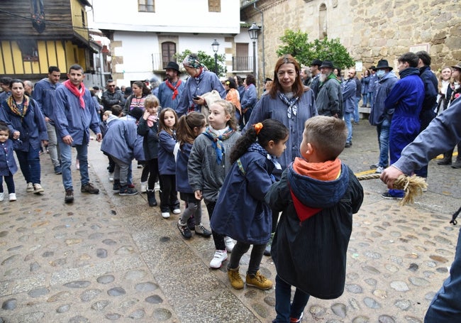 Pequeños y grandes disfrutan de la fiesta de Villanueva de la Vera.