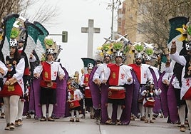 La Banda del colorete a la salida de las comparsas desde la Avenida de España.