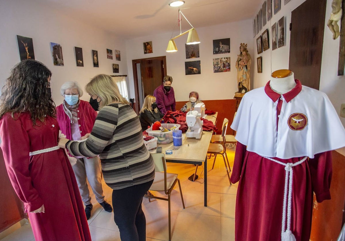 Foto de archivo del taller de costura de la cofradía del Humilladero, que  ya está a pleno rendimiento.