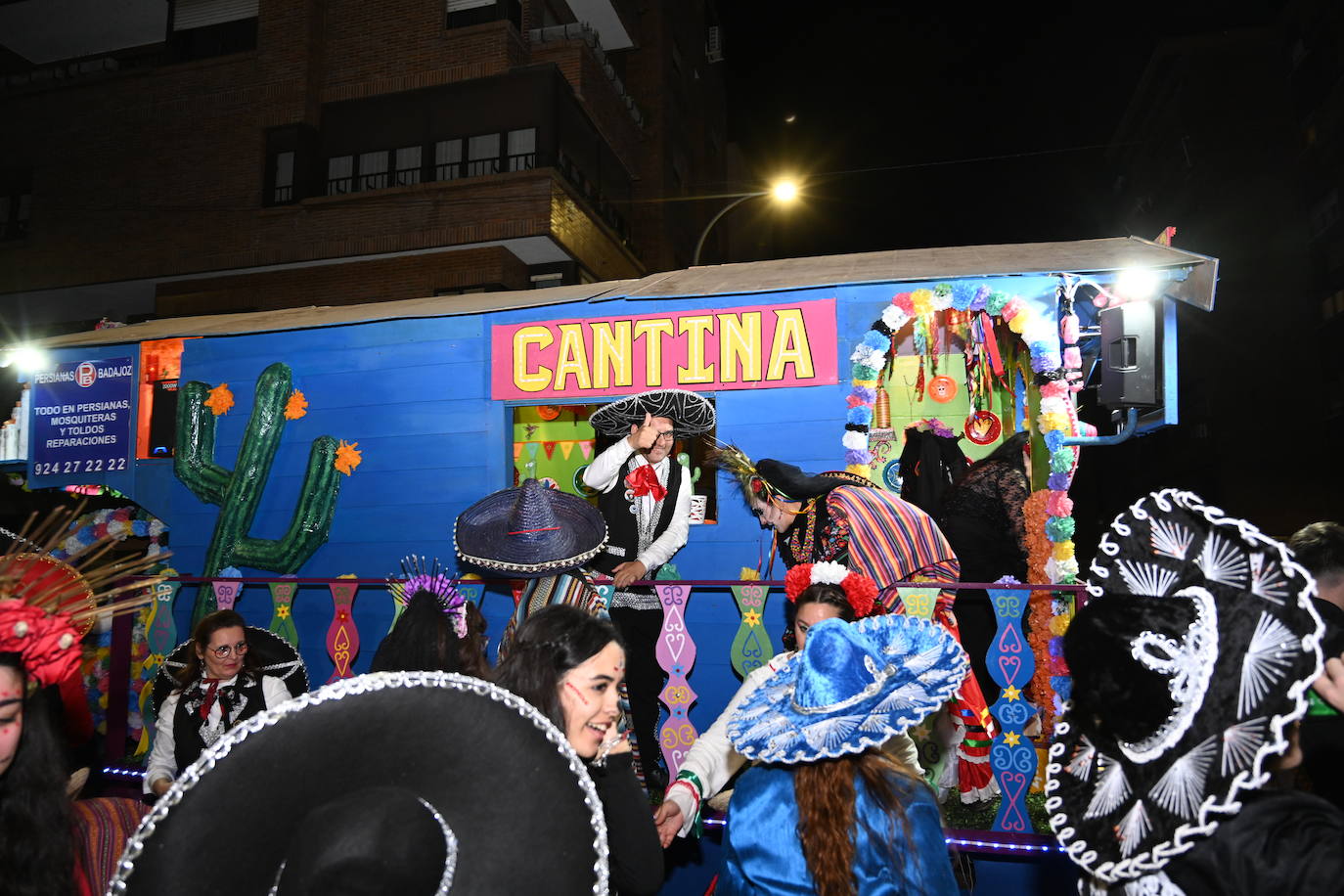Las mejores imágenes de los grupos participantes en el desfile del Carnaval de Badajoz