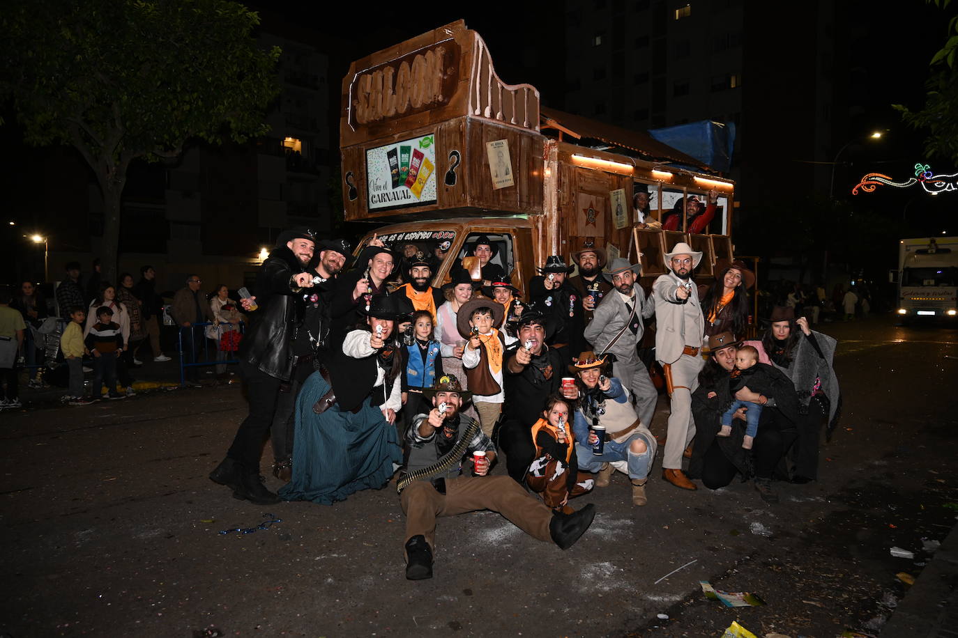 Las mejores imágenes de los grupos participantes en el desfile del Carnaval de Badajoz