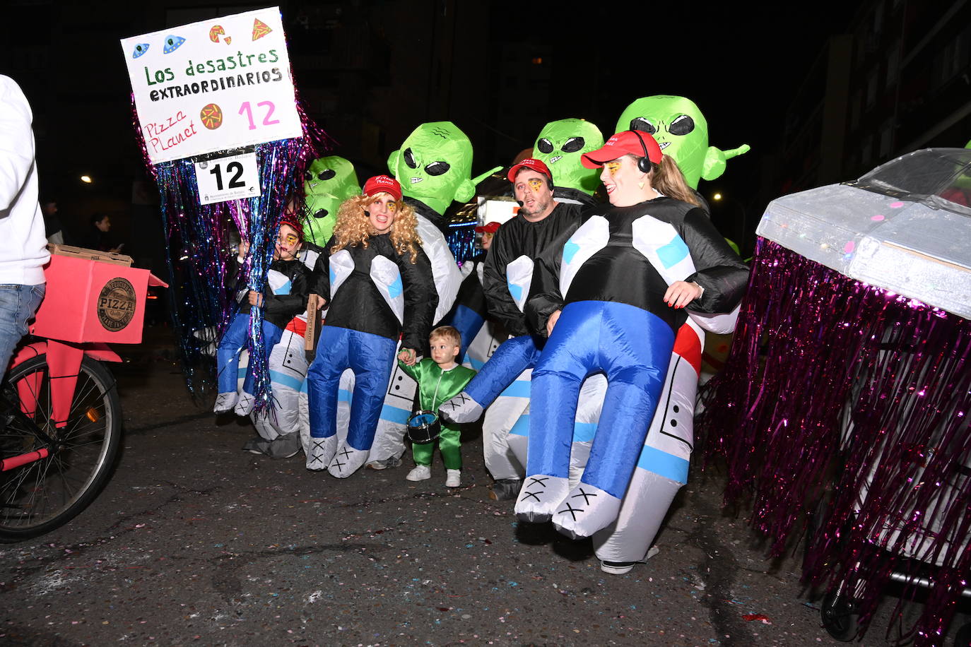 Las mejores imágenes de los grupos participantes en el desfile del Carnaval de Badajoz
