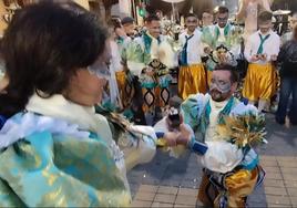 Momento de la pedida de mano de Fran a Sara en la comparsa Wailuku durante el Carnaval de Badajoz.