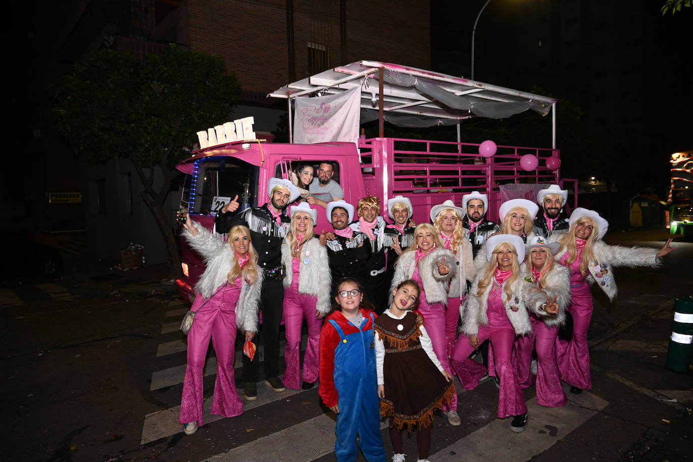 Las mejores imágenes de los grupos participantes en el desfile del Carnaval de Badajoz