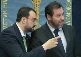 El ministro de Transportes y Movilidad Sostenible, Óscar Puente (d), junto al presidente del Principado de Asturias.