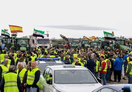 Agricultores durante una de las jornadas de protestas agrarias, en las Vegas Altas.