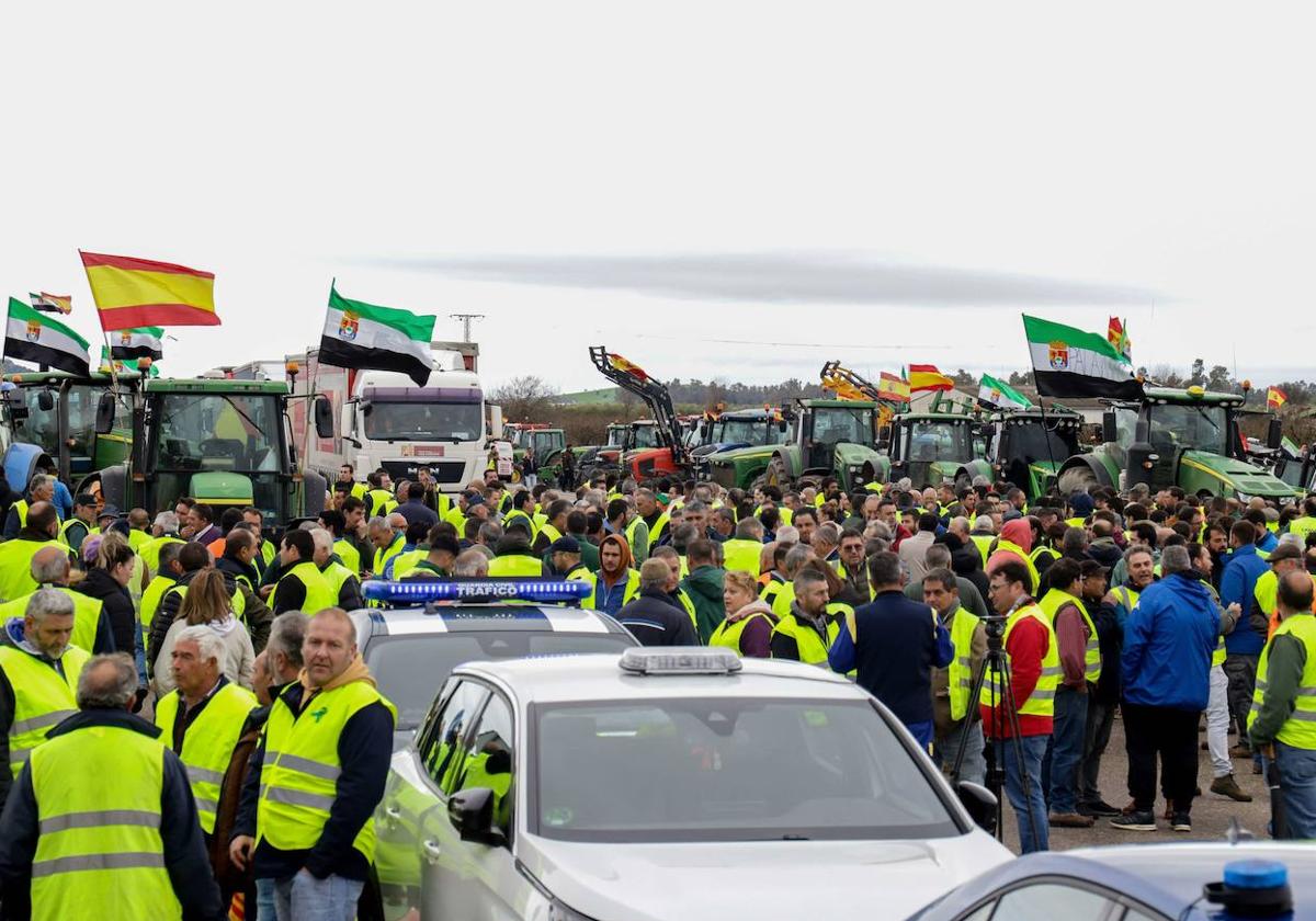 Agricultores durante una de las jornadas de protestas agrarias, en las Vegas Altas.