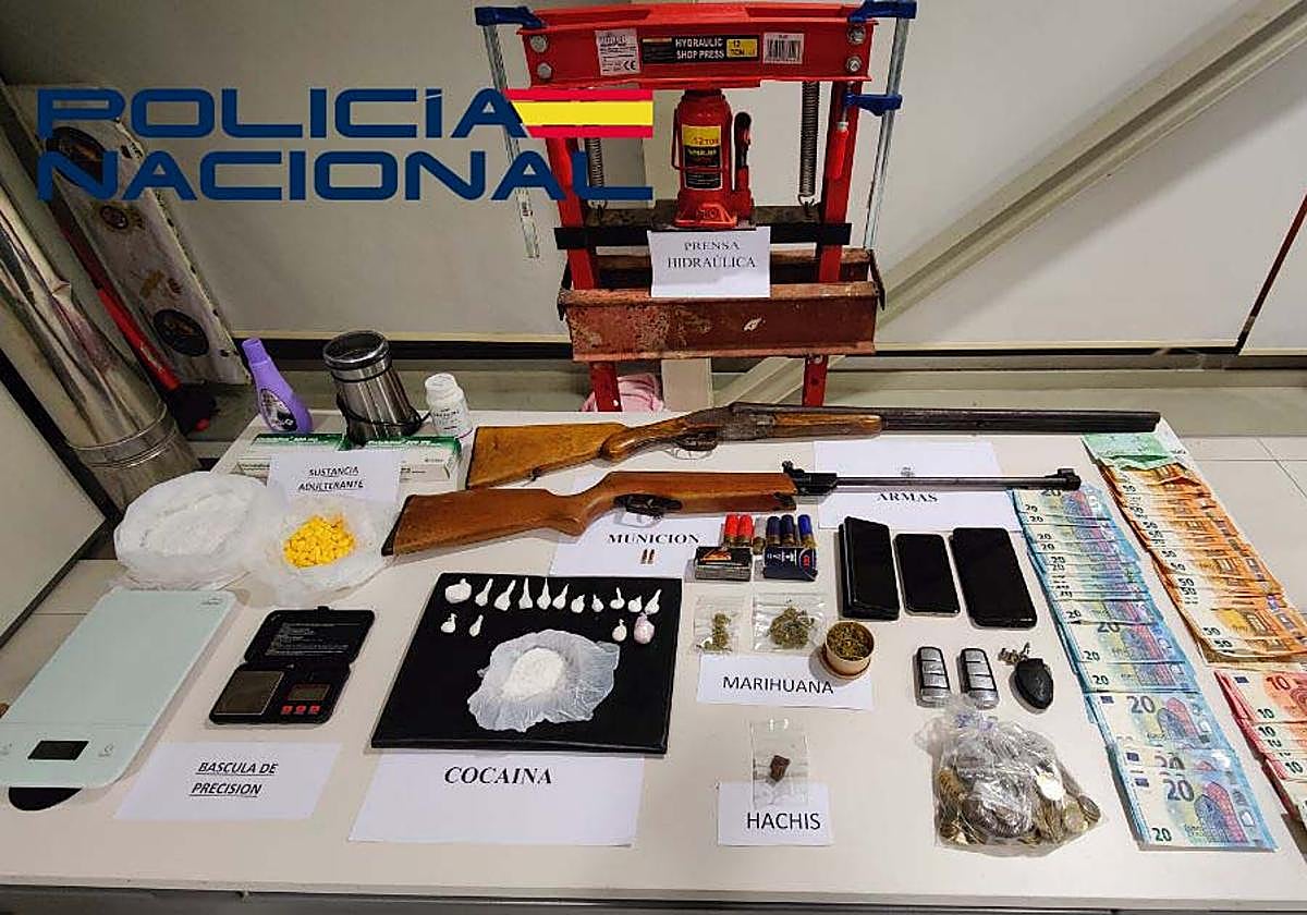 Droga, armas, dinero y otros efectos intervenidos por la Policía Nacional.