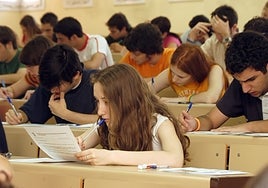 Estudiantes durante un examen en la región en una imagen de archivo.