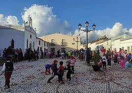 Momento del juego de 'El Entregá', ayer jueves, en la plaza del Santo Ángel.